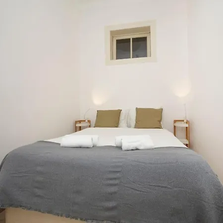 Vintage W/ Terrace Apartment
